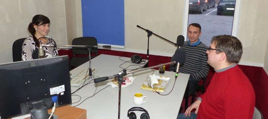 (od lewej) Jana Szwets, dziennikarka Radia Russkij Kraj, Ilja Tarasow, profesor kaliningradzkiego uniwersytetu oraz  Tomasz Miroński radaktor naczelny gazety "Wmiestie" i Gońca Bartoszyckiego
