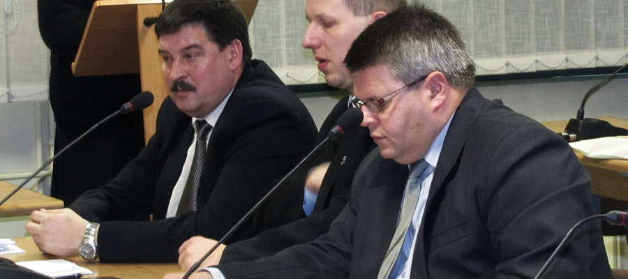 Robert Pająk (po prawej) został sekretarzem miasta Bartoszyce. Powołał go burmistrz Piotr Petrykowski (w środku). Na zdjęciu obaj z czasu, gdy sprawowali funkcje radnych miejskich.