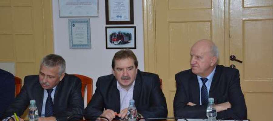 Radny Józef Krajewski (pierwszy z prawej) na sesji Rady Powiatu w Olecku