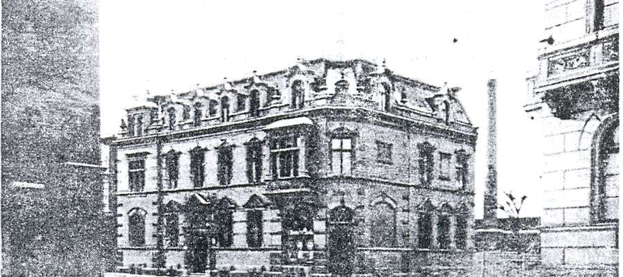 Dom i biuro firmy A. Siede, z lewej Brama Targowa, z prawej willa F. Schichau