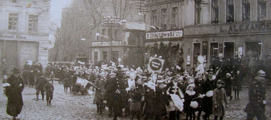 Procesjonalne wyjście nowomieszczan, by powitać polskie oddziały wojska w dniu 19 stycznia 1920 roku