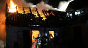 Strażacy uratowali dom przed rozprzestrzeniającym się ogniem [FILM]