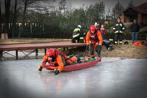 Ćwiczenia strażaków na lodzie