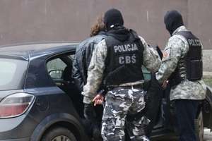 Akcja CBŚ w Elblągu. Policjanci przejęli blisko 2 kg narkotyków, zatrzymali dwie osoby