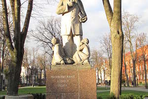 Ełk: Pomnik Michała Kajki