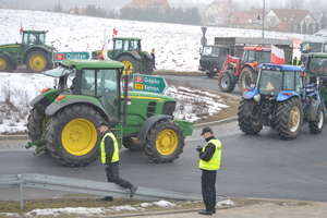 Rolnicy ciągnikami zablokowali rondo. Protest rolników w Mrągowie