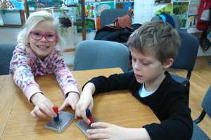 Przedszkolaki z Bajki poznają właściwości magnesów w CEE