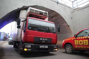 Kierowca ciężarowego mana zablokował się pod wiaduktem na Lubelskiej