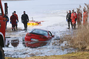 Pod mazdą załamał się lód. Kierowca utonął. Strażacy wydobyli samochód [FILM]