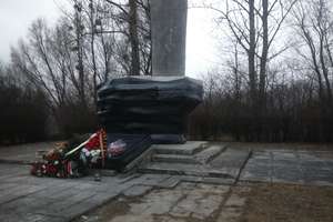 Pomnik radzieckiego generała owinięty folią przed obchodami dnia Żołnierzy Wyklętych