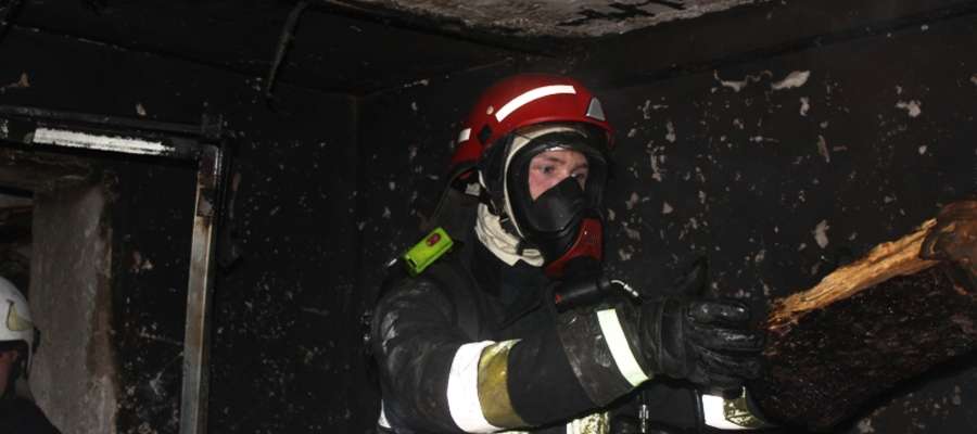 Oprócz gaszenia, strażacy skupili się na sprawdzeniu pomieszczeń, oddymieniu piwnicy i dotarciu do zarzewi ognia