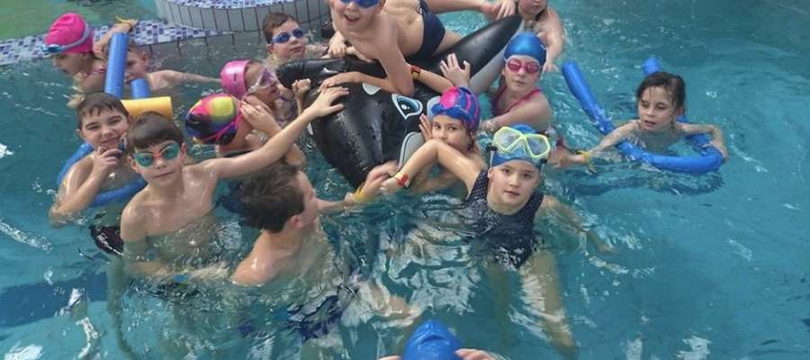 Orka oferuje dzieciom naukę pływania, doskonalenie stylów pływackich i dobrą zabawę 