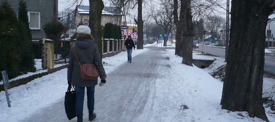 Drogowcy twierdzą, że o chodniki przy ul. Piłsudskiego powinni zadbać właściciele posesji
