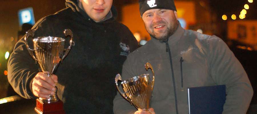 Marek Zalewski i Piotr Czapiewski prezentują puchary za drugie miejsce w Zimowych Mistrzostwach Polski Strongman Par.