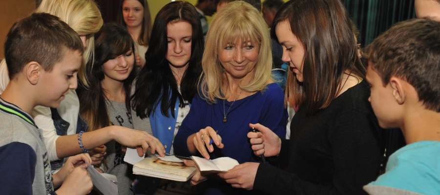 Sędzia Anna Maria Wesołowska chętnie rozmawiała z gimnazjalistami indywidualnie i rozdawała autografy