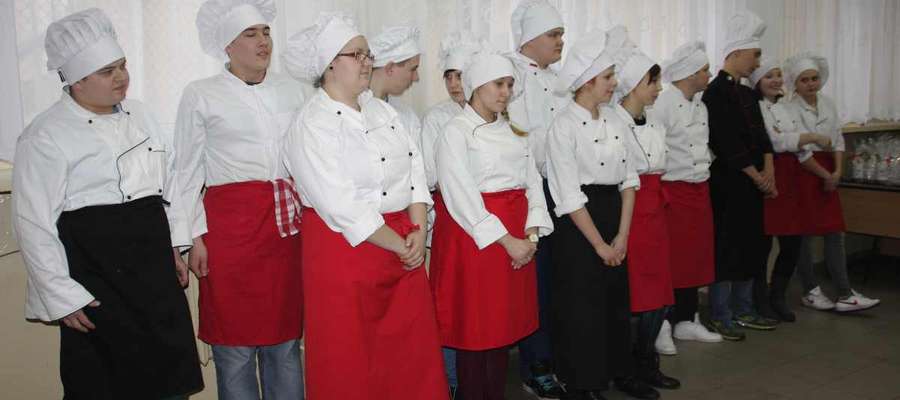 Uczestnicy szkolnego konkursu kulinarnego