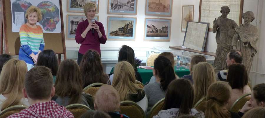 Zainteresowanych wykładem, głównie młodzież licealną, powitała w Muzeum Ziemi Piskiej dyrektor Aneta Karwowska (od prawej)