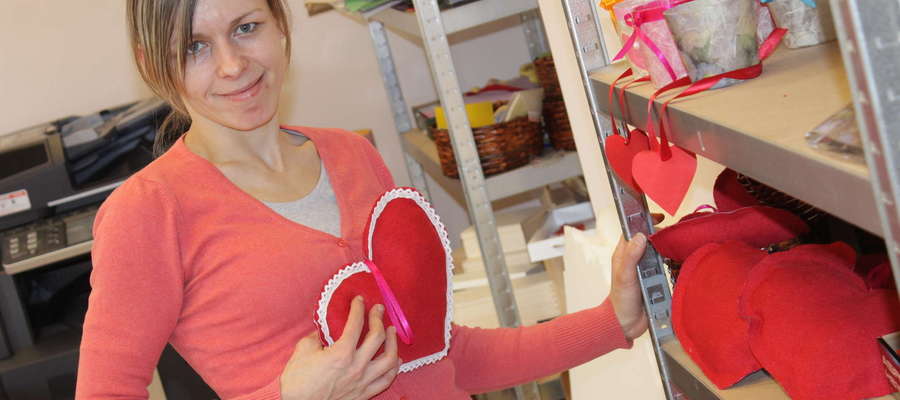 Pani Ania prezentuje własnoręcznie uszyte serca walentykowe. Wkrótce będzie je można kupić. 
