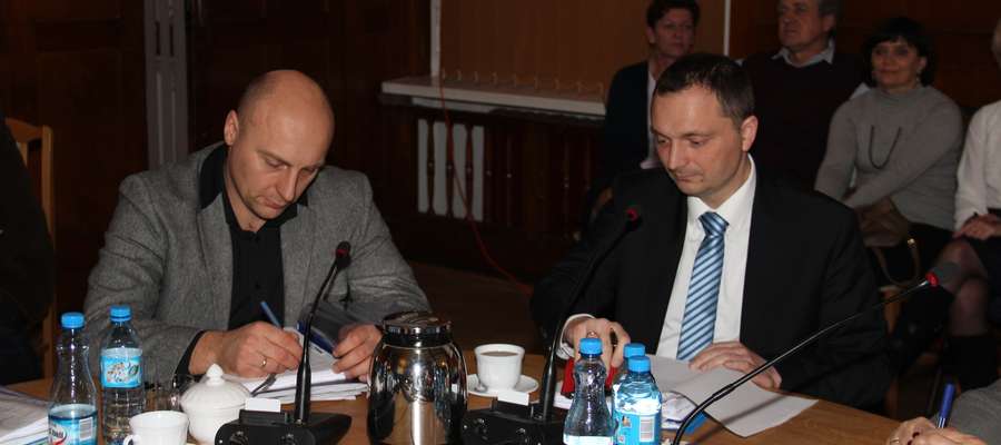 Sesja Rady Miejskiej, burmistrz Wojciech Iwaszkiewicz z prawej, z lewej Arkadiusz Połojański, sekretarz miasta  