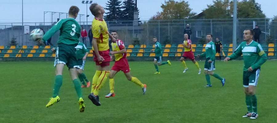 Piłkarze z Barczewa (zielone stroje) po pierwszej części sezonu zajmują dopiero 15. miejsce