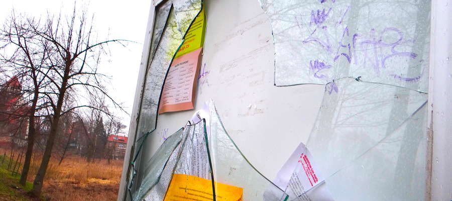 Wybita szyba gabloty na ulicy Piastowskiej