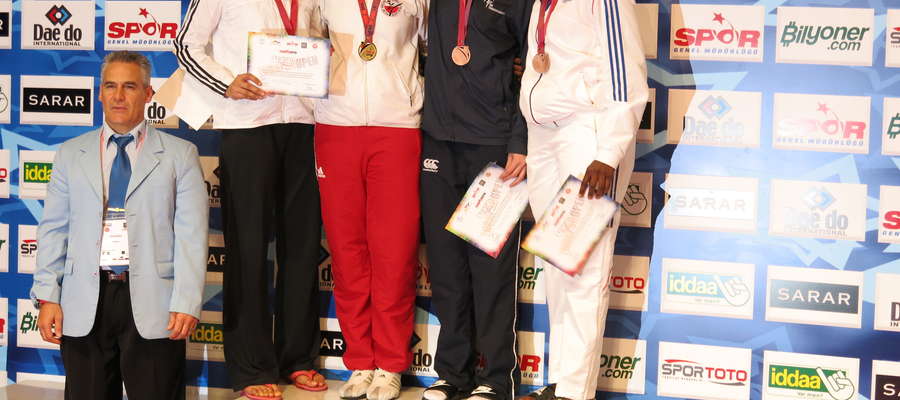 Aleksandra Kowalczuk (biało-czerwony dres) oraz pozostałe medalistki turnieju Turkish Open