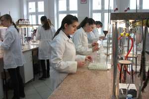 Uczniowie LO w Rybnie na zajęciach laboratoryjnych w Olsztynie