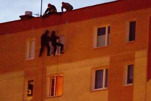 O północy mężczyzna wisiał za oknem na III piętrze jednego z bloków w Olsztynie