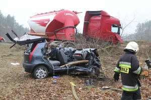 Śmiertelny wypadek na DK 51. Dwie osobówki zderzyły się z ciężarówką [FILM]