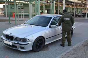 Zatrzymali na granicy kradzione BMW warte 15 tysięcy złotych