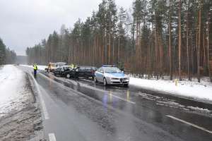 Audi zderzyło się z volkswagenem na DK 53. Jedna osoba ranna