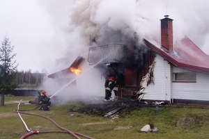 Pożar w Makowie. Zapalił się drewniany dom