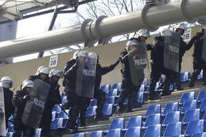 Policyjne ćwiczenia na stadionie w Ostródzie 