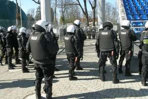 300 policjantów na stadionie w Ostródzie. Ćwiczyli zabezpieczanie imprez masowych