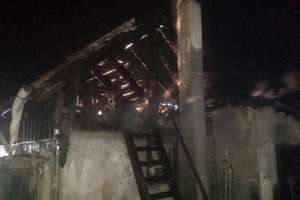 Spłonął budynek w Robawach. Strażacy uratowali dom