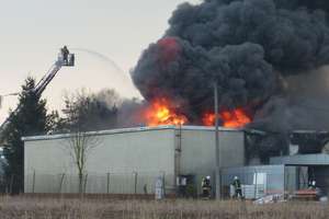 Olbrzymi pożar w fabryce świec. Z ogniem walczyło 70 strażaków