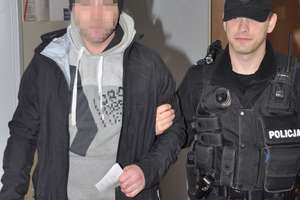 Pół roku więzienia i roczny zakaz stadionowy dla kibica Stomilu, który podniósł rękę na policjanta 
