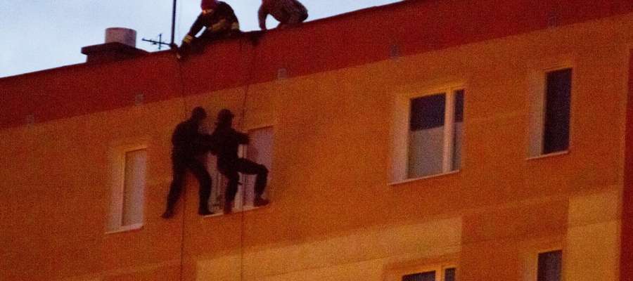 Olsztyn. W lutym 2013 roku niezrównoważony psychicznie mężczyzna groził, że wyskoczy z okna na 11 piętrze. Policjanci weszli przez okno i obezwładnili szaleńca