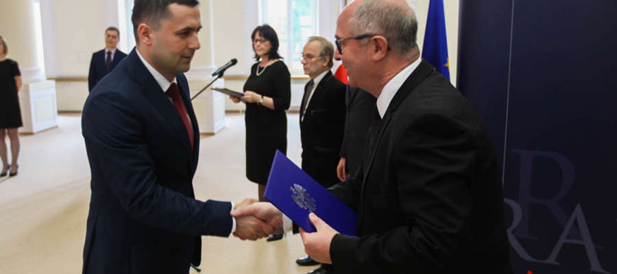 Marcin Bagiński (z lewej) odbiera dekret z rąk Prokuratora Generalnego Andrzeja Seremeta
