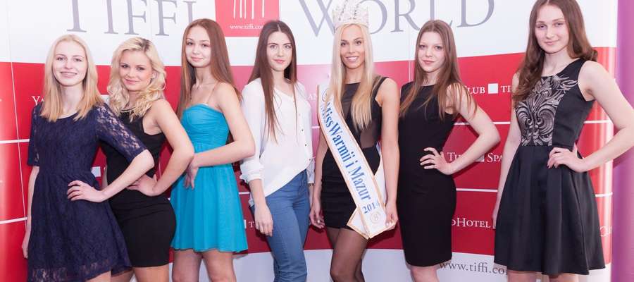 Uczestniczki niedzielnego castingu w towarzystwie Katarzyny Gajewskiej, Miss z 2014 roku