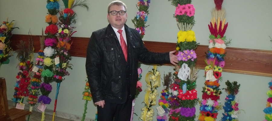 Mariusz Dziubiński prezentuje zebrane palmy