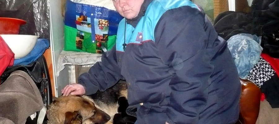 Mimo trudnych warunków pani Katarzyna przygarnęła bezdomną sukę ze szczeniakami