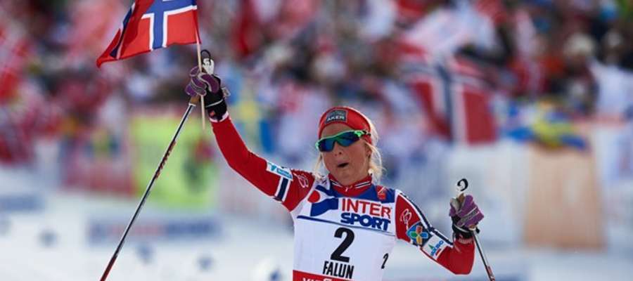Therese Johaug triumfująca na mecie biegu na 30 km