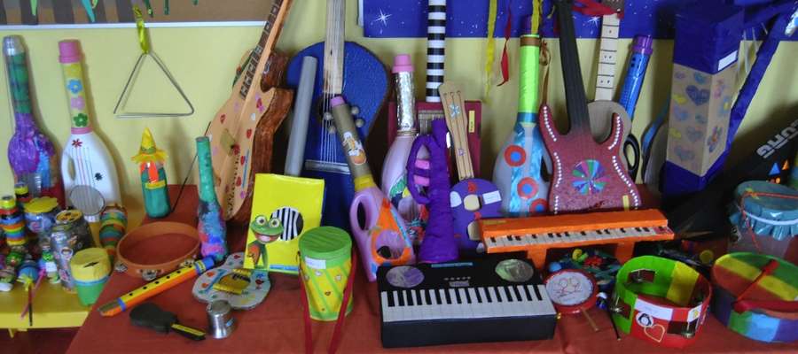 Wystawa instrumentów muzycznych wykonanych przez dzieci i rodziców 