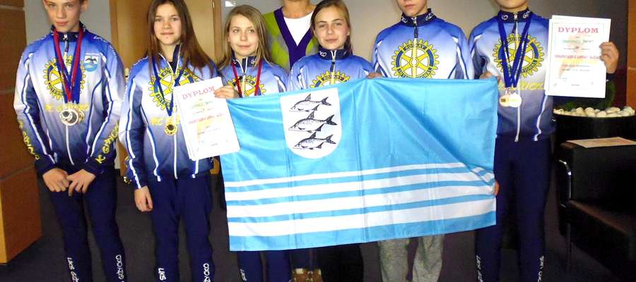 Ekipa giżyckich łyżwiarzy szybkich wraz z trenerką Jolantą Maksymiuk 