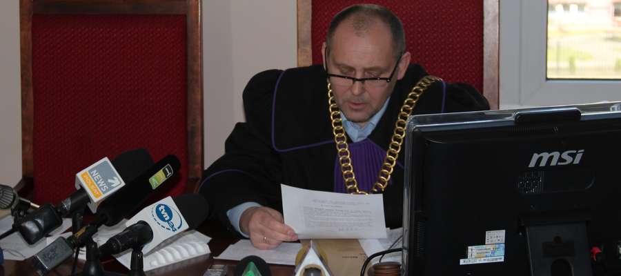 Sędzia Sądu Rejonowego w Giżycku Bogdan Wałachowski odczytuje wyrok w sprawie Bogusława W.  