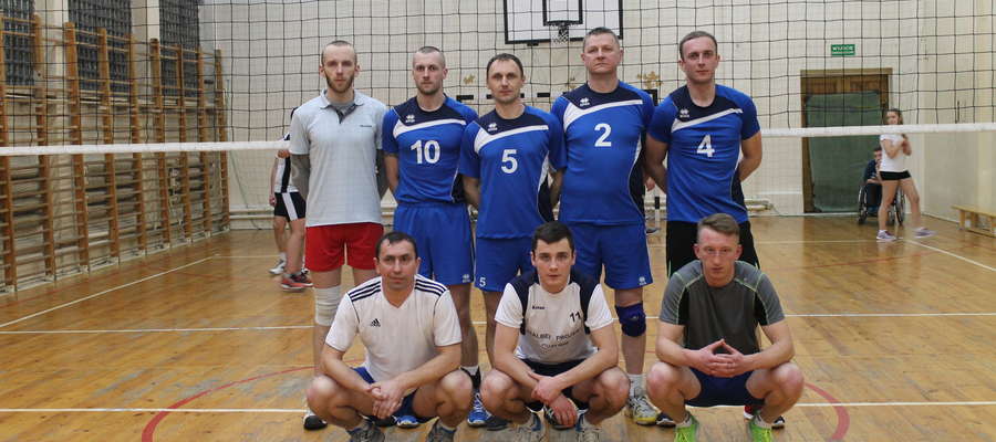 Team Cresovia Górowo Iławeckie przed półfinałowym meczem turnieju play off w Pieniężnie