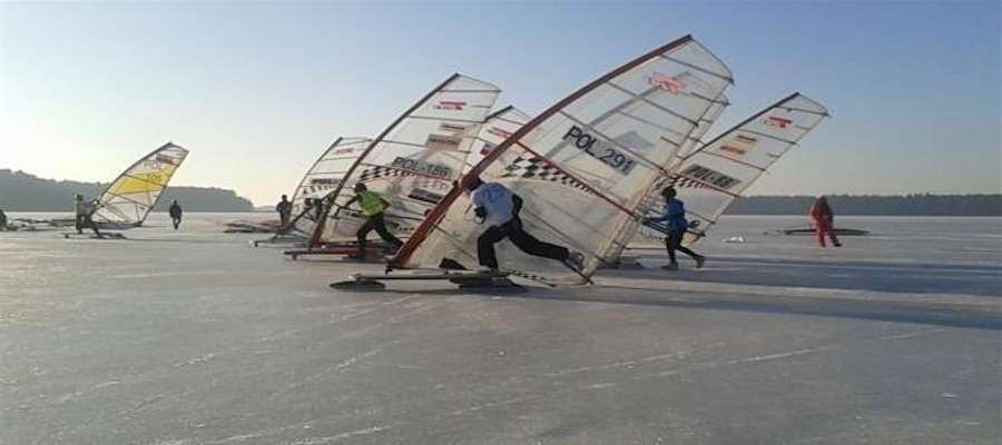 Windsurfing zimowy - zdjęcie jest ilustracja teksu