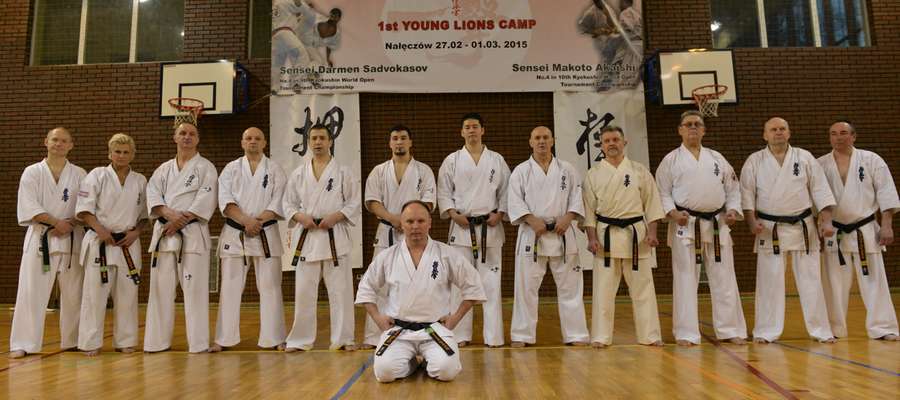 Na pierwszym planie sensei Tomasz Gąska z Iławskiego Klubu Kyokushin Karate