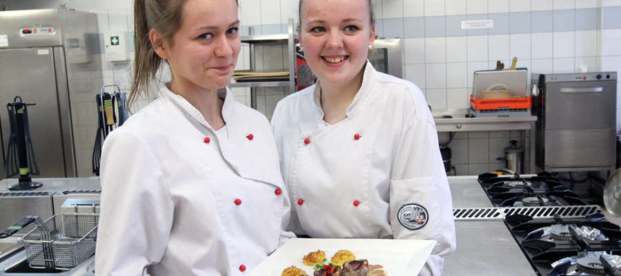 Sylwia Ciosek i Wioletta Witkowska z klasy IIIa technikum gastronomicznego były bezkonkurencyjne